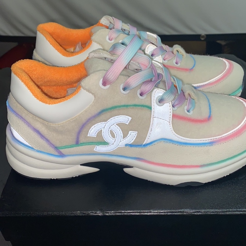 CHANEL multicolor calfskin suede CC logo sneakers. - Picture 3 of 6